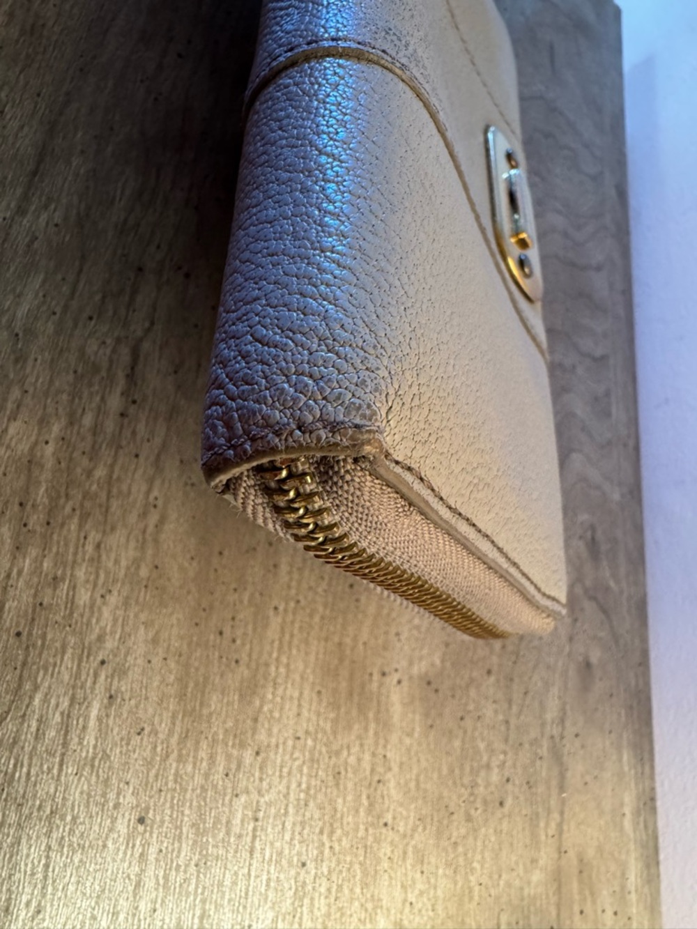 Burberry Cream Continental Leather Zip Wallet with Gold Plaque. - Picture 10 of 16